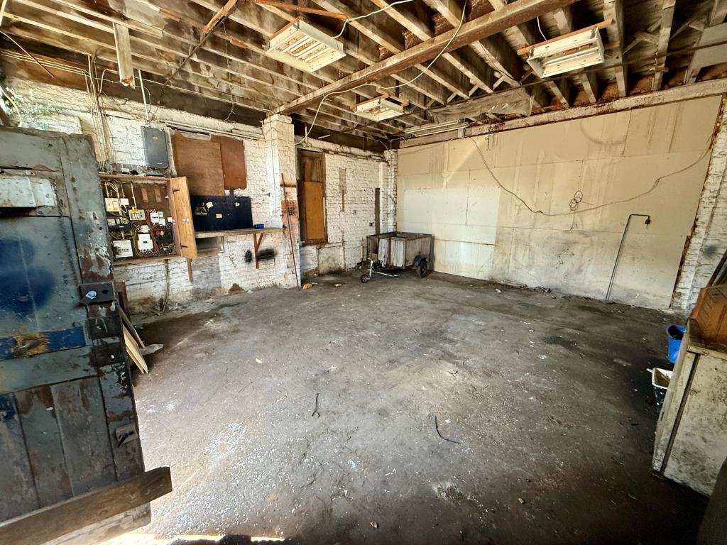 Lot: 162 - TOWN CENTRE BUILDERS YARD/WORKSHOPS WITH PLANNING FOR REDEVELOPMENT - Workshop